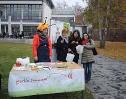 Berlinsummt-Stand-Pflanzaktion1 Hoelzer