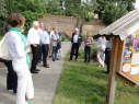 besucher gruppe wildbienenhotel hemmer