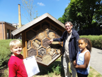 meinrad welker schuelerinnen wildbienenhotel c stiftung