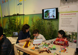 veronika ladewig infostand igw berlin2014 hemmer.JPG